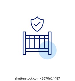Kinderbett, Schild und Häkchen. Vertrauenswürdige Produkte, Kindersicherheit. Pixel perfekt, bearbeitbares Strichvektorsymbol