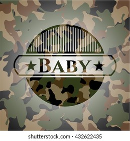 Baby auf Camo-Muster
