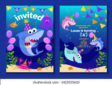 Tarjetas de invitación de fiesta para bebés tiburones. Feliz cumpleaños, tarjeta de felicitación al estilo caricaturista con animales del mundo del mar tiburón, pulpo, globos, etc. Cartel colorido de la fiesta infantil o plantilla de vector invitación