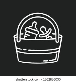 Babysitter puso un icono blanco tiza sobre fondo negro. Bebé pacificador. Frasco para lactantes. Bolsa con artículos para el cuidado de niños. Kit de atención infantil. Ilustración aislada de cartón vectorial