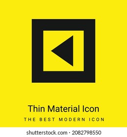 Triángulo de flecha atrás en botón cuadrado bruto icono de material amarillo brillante mínimo