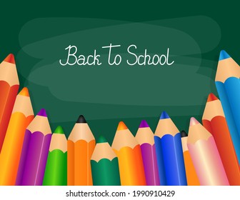 Zurück zum Schulbanner. Lettern und eine Reihe von Stiften auf Chalkboard-Hintergrund.