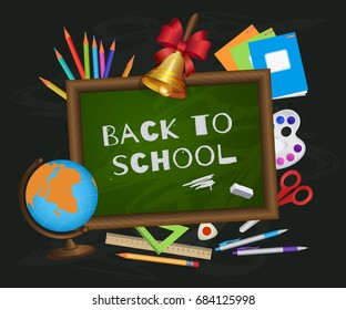Volver al Anuncio de la escuela, cartel, diseño de tarjeta de felicitación con pizarra, tiza texto escrito y artículos del estudiante, Ilustración vectorial de dibujos animados. Cartel de regreso a la escuela, Anuncio con pizarra y artículos para estudiantes