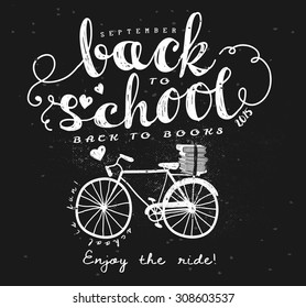 Volver a la escuela Etiqueta de tipografía vintage de pizarra negra - Afiche de estilo retro dibujado a mano en pizarra con bicicleta doodle y libros de texto 