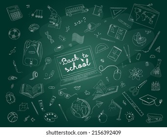 De vuelta al concepto escolar, con un conjunto de íconos, símbolos de educación, ciencia, escuela en la pizarra escolar. Esbozo de dibujos con colecciones de objetos escolares. Ilustración del vector