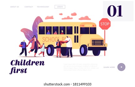 Zurück zur Schule bei Coronavirus Pandemic Landing Page Template. Eltern sehen Kinder bis Schulbus, Schüler, die Masken tragen, die in den Transport einsteigen. Vektorgrafik von Cartoon People