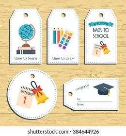 Zurück zu Schulgeschenkanhängern. Bereit für den Gebrauch. Zurück zur Schule Gruß. Flaches Design. Vektorgrafik