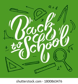 De vuelta a la escuela. Composición de letras blancas 
y material escolar en un fondo verde. Dibujos de Doodle. Ilustración vectorial.