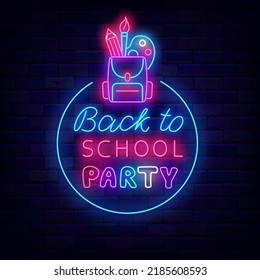 Back to school party neon signboard. Backpack with stationery. Event greeting card. Education design. Welcome to school. Special celebration concept. Glowing advertising on brick wall. Vector stock il