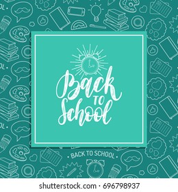 Cartel de Volver a la escuela con un reloj despertador. Grabado de la mano del vector en el marco. Educación infantil. Concepto de diseño del día del conocimiento.