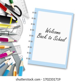 Cartel de regreso a la escuela con materiales de fondo blanco