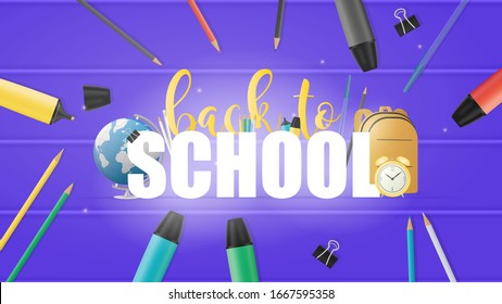 Cartel morado de regreso a la escuela. Hermosas inscripciones, globo, lápices, plumas, mochila amarilla, viejo reloj despertador amarillo. Ilustración del vector