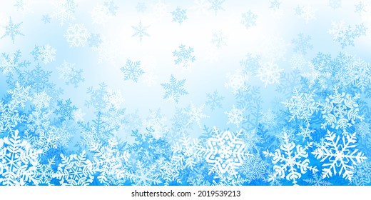 Fondo de complejos copos de nieve navideños en colores azul claro. Ilustración de invierno con nieve en caída