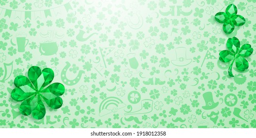 Hintergrund auf dem St. Patrick's Day aus Kristallkleeblättern und anderen Symbolen in hellgrünen Farben
