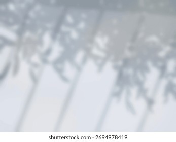 Der Hintergrund, auf dem der Zaun und die Baumschatten auf den Boden geworfen werden