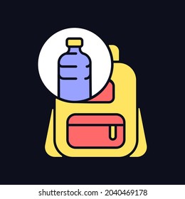 Rucksack aus Kunststoff RGB Farbsymbol für dunkles Thema. Umkehrende verworfene Wasserflaschen. Einzige Vektorgrafik auf Hintergrund im Nachtmodus. Einfache, ausgefüllte Linie auf Schwarz