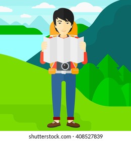 Mochilero mirando el mapa.