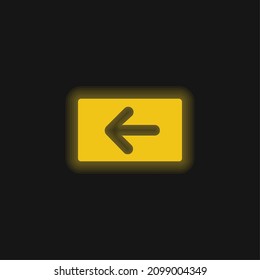 Icono de neón brillante amarillo de la tecla de retroceso