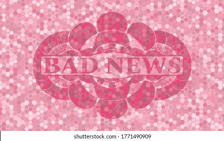 Texto de mala noticia dentro del patrón mosaico de mosaico rosa emblema realista. Fondo de hexágono geométrico elegante. Ilustración artística. 