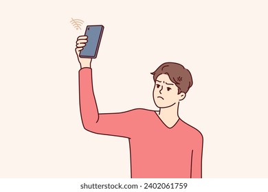 La mala conexión wifi causa tristeza en el hombre, que levanta el teléfono móvil y quiere conectarse a internet. El tipo con smartphone está teniendo problemas para conectarse a wifi debido a un gadget roto o una señal débil