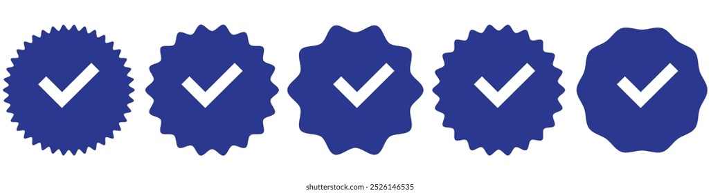 Icono de comprobación de la insignia. Comprobar sello de icono. Pegatinas de forma de estrella plana azul. Conjunto de perfiles de insignia verificado. Iconos de verificación de Cuenta de redes sociales . Marca de verificación aislada. Signos garantizados. Ilustración vectorial.