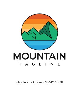 Montaña Con Logotipo Badge Y Verano