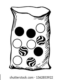 Una bolsa contiene diez canicas del mismo tamaño: cuatro son mármoles blancos idénticos; tres son mármoles a rayas idénticas y tres mármoles negros, dibujo vintage de líneas o ilustración de grabado.