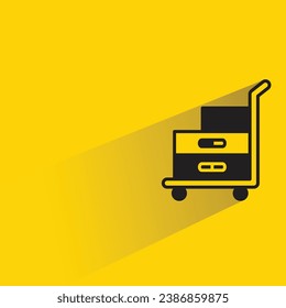 bolsa en el carro con sombra sobre fondo amarillo