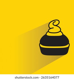Icono de pastel de panadería con fondo amarillo sombra