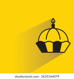 ícone de bolo de padaria com fundo amarelo sombra