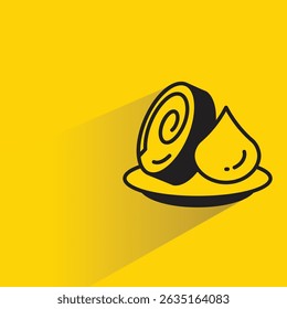 Icono de pastel de panadería con fondo amarillo sombra