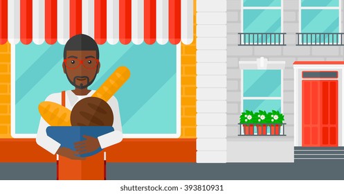 El propietario de una panadería con pan.