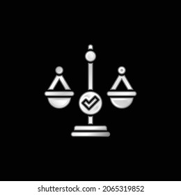 Icono metálico plateado balanceado