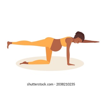 Tabla De Equilibrio. Mujer afroamericana embarazada haciendo yoga. Mujer en ropa deportiva haciendo ejercicios en el suelo en casa. Concepto de estilo de vida saludable para las mujeres. Dandayamana Bharmanasana prenatal.