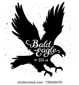 Silueta de águila calva e inscripción manuscrita "Bald Eagle USA" / Ilustración vectorial en gráficos de estilo hipster / pantalones T