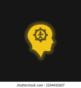 Cabeza calva con engranaje y hombre en marcha dentro del icono amarillo brillante de neón