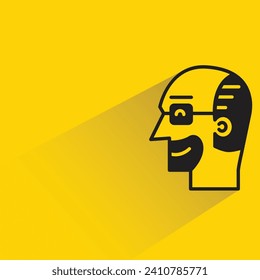icono de hombre calvo con sombra sobre fondo amarillo