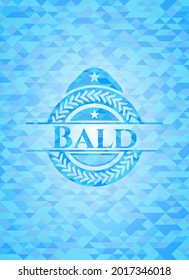 Emblema azul cielo calvo con fondo de mosaico triangular. 