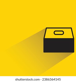 urna de votación con sombra sobre fondo amarillo