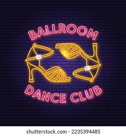 Club deportivo de baile Bright Neon Sign. Concepto de camisa o logotipo, impresión, sello o tee. Emblema de neón deportivo de danza con zapatos para la silueta de baile de salón. Ilustración vectorial.