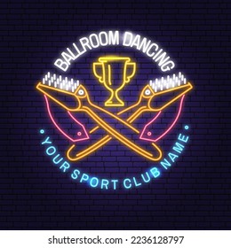 Tanzsportclub Bright Neon Sign. Konzept für Hemd oder Logo, Druck, Stempel oder Abschlag. Tanzsportneonemblem mit Schuhpinsel für Ballsaal-Schuhe-Silhouette. Vektorgrafik.