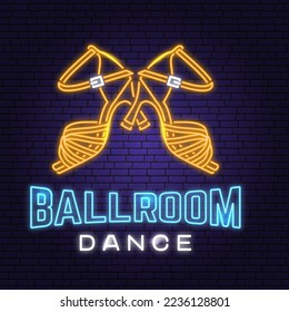 Club deportivo de baile Bright Neon Sign. Concepto de camisa o logotipo, impresión, sello o tee. Emblema de neón deportivo de danza con zapatos para la silueta de baile de salón. Ilustración vectorial.