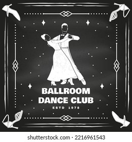 Das Logo des Tanzclubs im Ballsaal, Badge-Design auf der Tafel. Konzept für Hemd oder Logo, Druck, Stempel oder Abschlag. Tanzsportaufkleber mit Silhouette für Mann und Frau. Vektorgrafik. Tango, Walzer, Paare tanzen