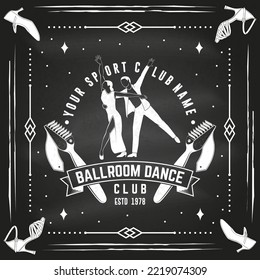 Das Logo des Tanzclubs im Ballsaal, Badge-Design auf der Tafel. Konzept für Hemd oder Logo, Druck, Stempel oder Abschlag. Tanzsportaufkleber mit Silhouette für Mann und Frau. Vektorgrafik. Tango, Walzer, Paare tanzen