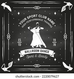 Das Logo des Tanzclubs im Ballsaal, Badge-Design auf der Tafel. Konzept für Hemd oder Logo, Druck, Stempel oder Abschlag. Tanzsportaufkleber mit Silhouette für Mann und Frau. Vektorgrafik. Tango, Walzer, Paare tanzen