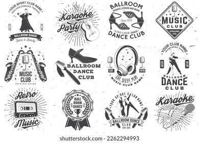 Club deportivo de danza de salón de baile y logotipos de música retro, diseño de insignias. Deporte de danza y pegatinas de música retro con zapatos para bailar en salón de baile, hombre y mujer, micrófono retro, saxofón , cinta de audio