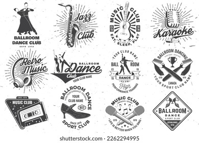 Club deportivo de danza de salón de baile y logotipos de música retro, diseño de insignias. Deporte de danza y pegatinas de música retro con zapatos para bailar en salón de baile, hombre y mujer, micrófono retro, saxofón , cinta de audio