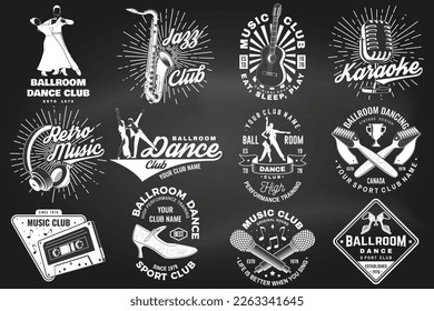 Club deportivo de baile de salón de baile y logos de música retro, diseño de insignias en pizarra. Deporte de danza y pegatinas de música retro con zapatos para bailar en salón de baile, hombre y mujer, micrófono retro, saxofón , audio