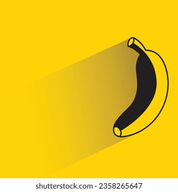 banana con sombra sobre fondo amarillo