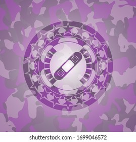 icône pansement sur motif de camouflage rose et violet